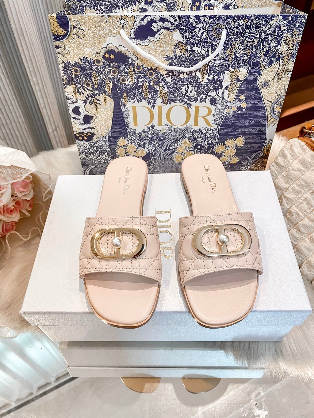 High-end diamond-quilted single-strap flat slides with pearl rings