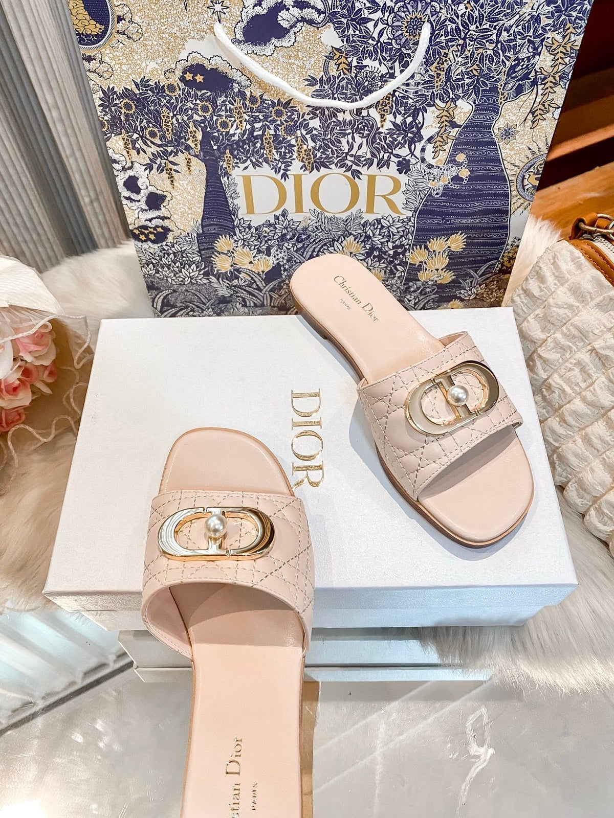 High-end diamond-quilted single-strap flat slides with pearl rings